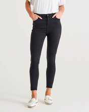 Load image into Gallery viewer, Betty Essential Jeans - Black
