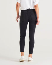 Load image into Gallery viewer, Betty Essential Jeans - Black
