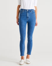 Load image into Gallery viewer, Betty Essential Jeans - Vintage Blue
