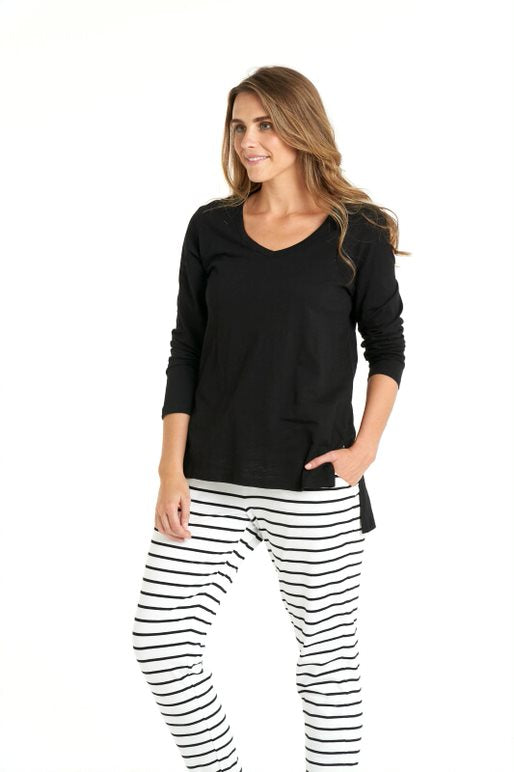 Bonnie Long Sleeve Top - Black. A good basic top to have throughout all seasons. V- Neck Deisgn. Cotton fabric. Betty Basics